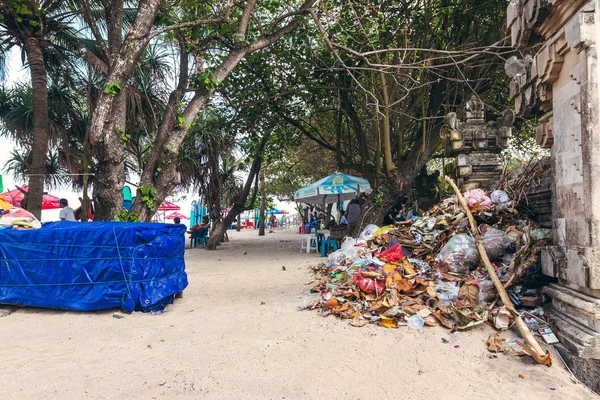 Mucha basura en la playa. Playa de Kuta, isla de Bali, Indonesia . — Foto de Stock