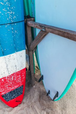 Bali adasının tropik plajda sörf tahtaları. Endonezya.