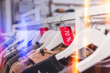 Moda mağazasında yüzde 70 indirim. Satış. Kırmızı etiket indirimi.