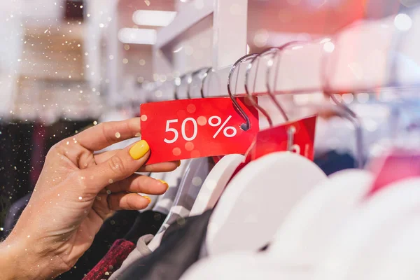 Zbliżenie czerwony tag sprzedaż 50 procent zniżki na kobiety Sklep odzieżowy. — Zdjęcie stockowe