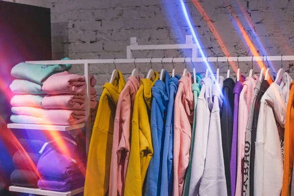 Sudaderas con capucha en una tienda de ropa. Los hombres usan. Tienda de moda, ropa casual . —  Fotos de Stock