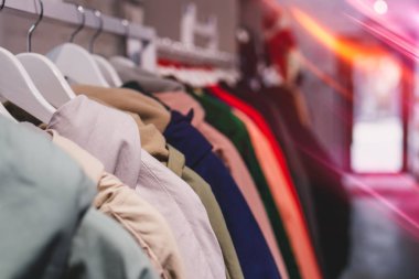 Erkek paltoları dükkanı. Erkekler moda mağazası giyer. Rafta Paltolar.