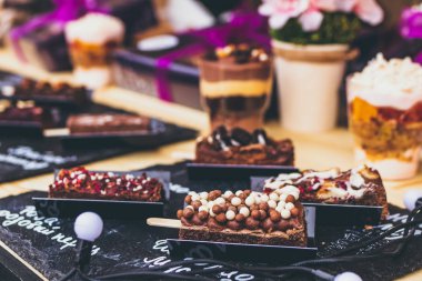 Bir bahar festivali fuarında tatlı ve lezzetli pastalar. Yemek, tatlı, lezzetli atıştırmalık.
