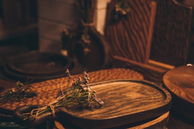 El yapımı kesme tahtaları ve vintage ahşap tabaklar. Ahşap mutfak gereçleri. Yemek. Kahverengi, vintage, ahşap.