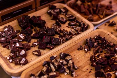 Tahta bir tabakta çikolata parçaları. Tatlı tatlı, kahverengi, lezzetli.