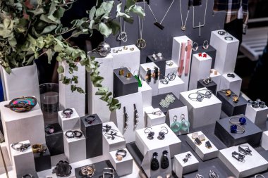 Mağazada mücevher çeşitleri. Yüzükler, bilezikler, küpe ve kolye satılık standları.