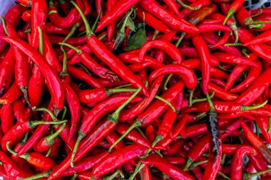 Bali adasında yerel bir organik gıda pazarında acı biber, Endonezya.