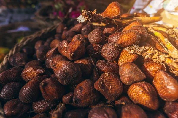 Yılan meyve Salacca yerel bir organik gıda ve meyve pazarında satışa. Bali adası.