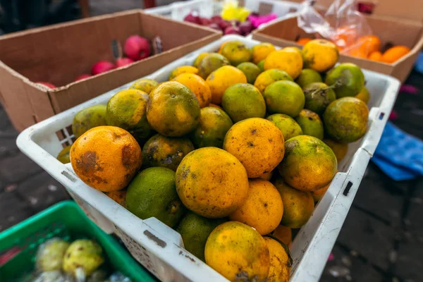 Mandarinas frescas num mercado local de alimentos orgânicos. Bali Island, Indonésia . — Fotografia de Stock