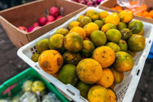 Mandarinas frescas num mercado local de alimentos orgânicos. Bali Island, Indonésia . — Fotografia de Stock