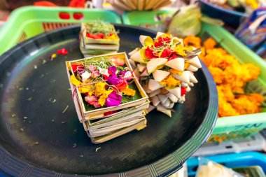 Ubud'da bir sabah pazarında tanrılara geleneksel bali el yapımı sunan. Bali adası.