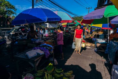 Bali, Endonezya - 21 Şubat 2019: Ubud'da geleneksel bali sabah pazarı.
