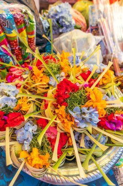 Ubud'da bir sabah pazarında tanrılara geleneksel bali el yapımı sunan. Bali adası.