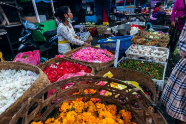 Bali, Endonezya - 21 Şubat 2019: Ubud'da geleneksel bali sabah pazarı.