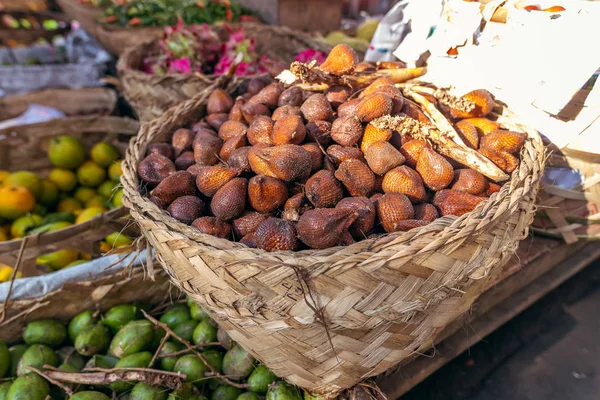 Snake fruit Salacca on sale on a local organic food and fruits market. Bali island. — Stock Photo, Image