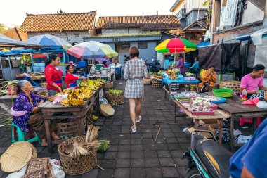 Bali, Endonezya - 21 Şubat 2019: Ubud'da geleneksel bali sabah pazarı.