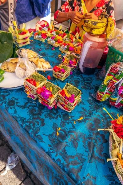 Oferta artesanal balinesa tradicional a deuses em um mercado matutino em Ubud. Ilha de Bali . — Fotografia de Stock