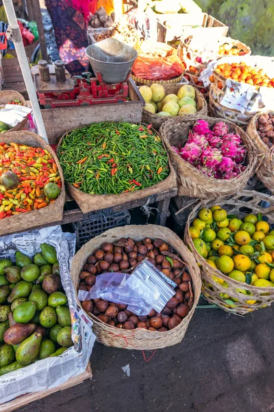 Frutas de mistura exóticas tropicais em um mercado local de alimentos. Ilha de Bali . — Fotografia de Stock