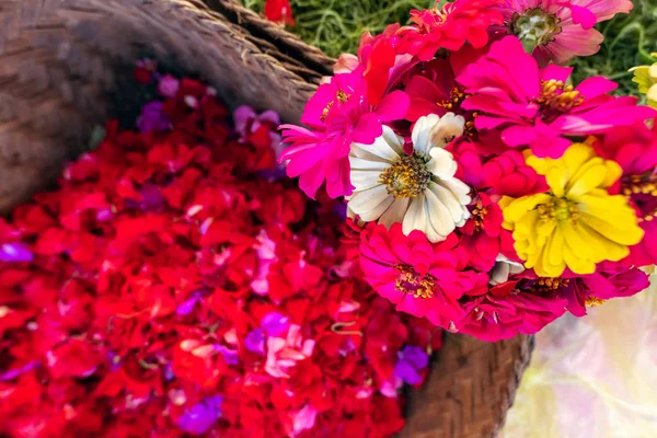 Yerel bir pazarda tanrılara geleneksel bali teklifleri için Çiçekler. Bali adası.