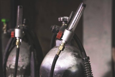 Kaynak ekipmanları asetilen gaz silindir tankı ve gösterge düzenleyici manometreleri.