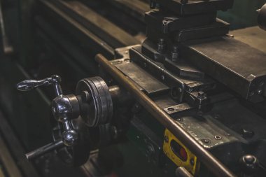 Metal işleme endüstrisi, torna makinesi. Metal İmalatı. Üretim arka planı.