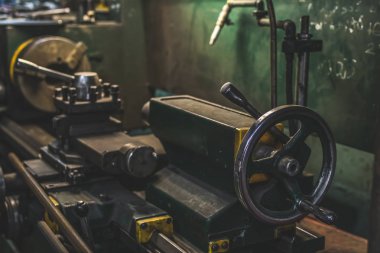 Metal işleme endüstrisi, torna makinesi. Metal İmalatı. Üretim arka planı.