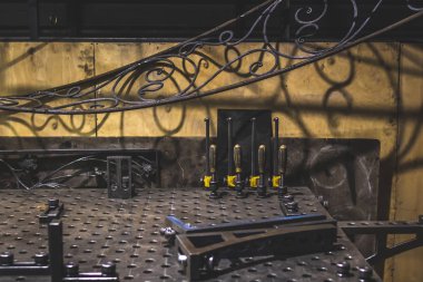 Sahte eşyalar. Demir, metal, tasarım. Çelik üretimi.