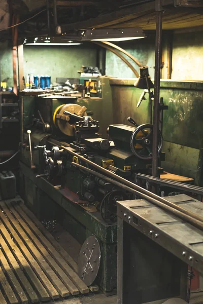 Metalworking industry, lathe machine. Metal Manufacturing. Manufacturing background. — Stock Photo, Image
