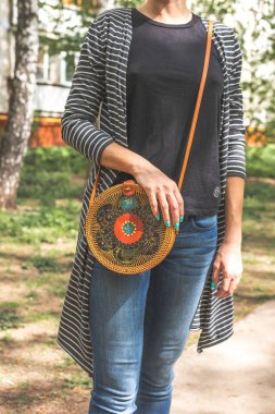 Doğa arka planda moda Rattan çanta ile kadın. Kadın tarzı, yaz.