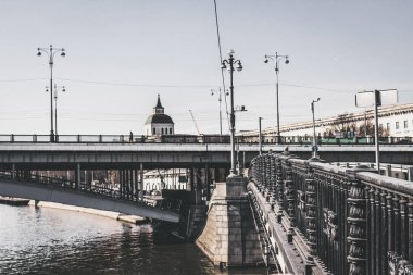 Metal köprü. İnşaat, nehir, demir. Moscow, Rusya Federasyonu.