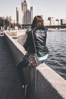 Moskova, Rusya-Mayıs 19, 2019: Kotelnicheskaya Embankment üzerinde genç kadın. Moskova, Rusya. Cityscape.