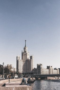 Moskova, Rusya-Mayıs 19, 2019: Kotelnicheskaya Embankment üzerinde genç kadın. Moskova, Rusya. Cityscape.