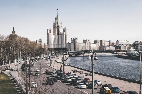 MOSCOW, RUSSIA - MAY 19, 2019: Kotelnicheskaya Embankment. Moscow, Russia. Cityscape. — Stock Photo, Image