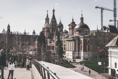 Moskova, Rusya-Mayıs 19, 2019: bahar zamanında Zaryadye Park atmosferi.