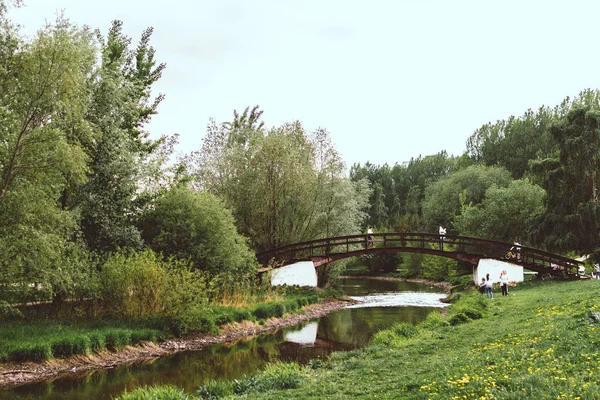 俄罗斯莫斯科-2019年5月12日: 绿色夏季公园中的浪漫桥梁. — 图库照片