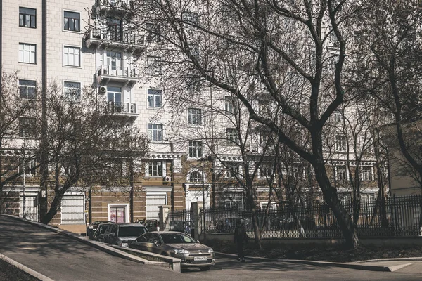 MOSCÚ, RUSIA - 19 DE MAYO DE 2019: Kotelnicheskaya Embankment. Moscú, Rusia. Paisaje urbano . — Foto de Stock