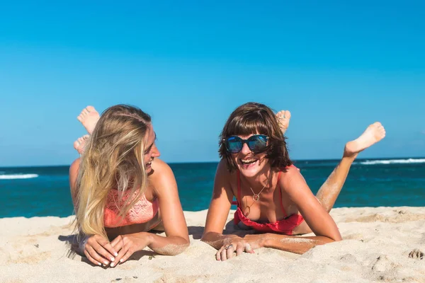 Twee vrouwen zonnen liggen op het tropische strand zomervakantie reizen. Bali eiland. — Stockfoto