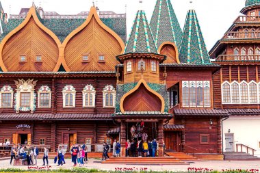 Moskova, Rusya - 15 Mayıs 2019: Kolomna parkında ahşap ev.