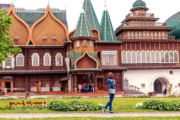 MOSCOU, RUSSIE - 15 MAI 2019 : Maison en bois dans le parc Kolomna . — Photo