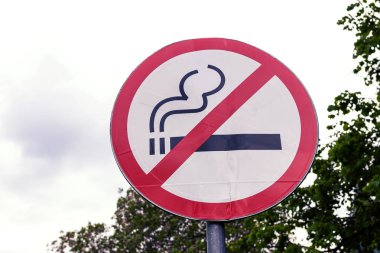 Parkta açık havada sigara içme işareti yok. Sigara, duman, kamu yeri.