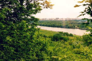 Amazing bahar cityscape, yeşil arka plan, şehir nehri, Moskova.