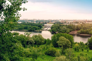 Amazing bahar cityscape, yeşil arka plan, şehir nehri, Moskova.