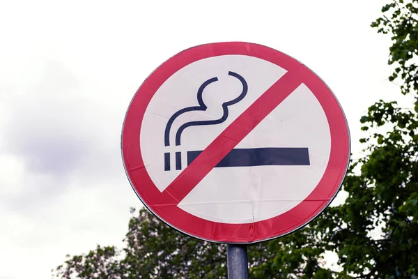 공원 내 야외에서의 흡연은 불가 합니다. 담배, 연기, 공공 장소. — 스톡 사진