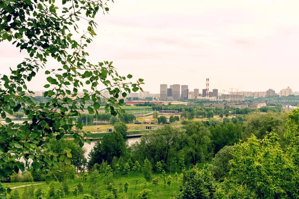 Amazing spring cityscape, fundo verde, rio da cidade, Moscou . — Fotografia de Stock