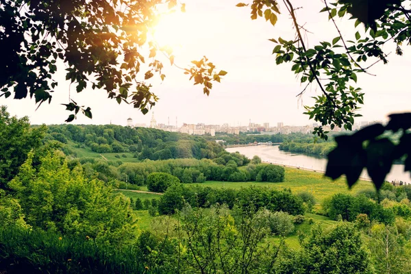 놀라운 봄 도시 풍경, 녹색 배경, 도시 강, 모스크바. — 스톡 사진