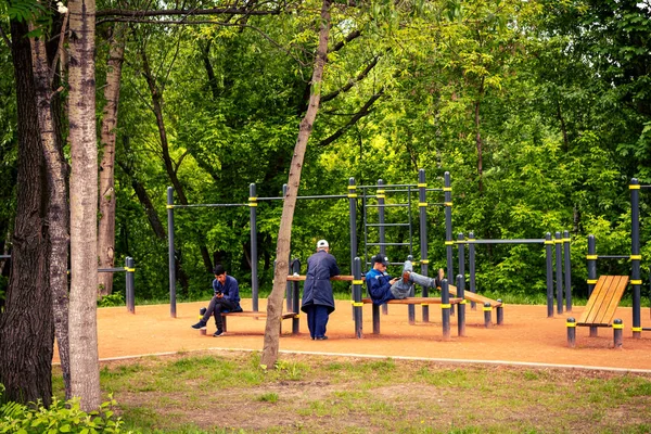 MOSCÚ, RUSIA - 15 DE MAYO DE 2019: Trabajadores en un campo de fitness al aire libre. Terreno cruzado en el parque . —  Fotos de Stock