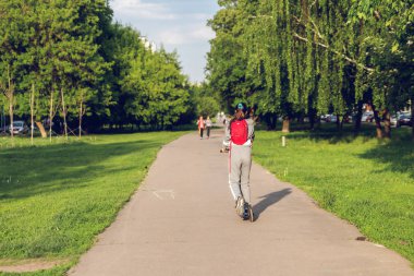 Yaz zamanında parkta scooter küçük kız.