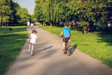 Yaz zamanında parkta scooter küçük kız.