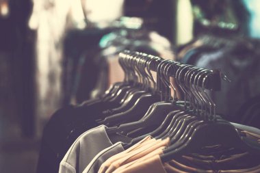 Alışveriş merkezinde kadın kıyafetleri. Moda Dükkanı. Moda kıyafetleri. Kadın giyim.