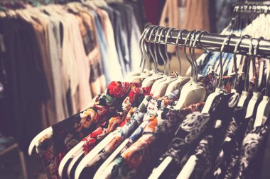 Alışveriş merkezinde kadın kıyafetleri. Moda Dükkanı. Moda kıyafetleri. Kadın giyim.